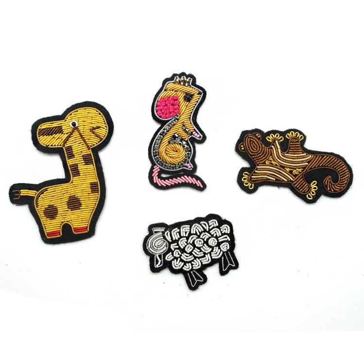 源頭廠家批發(fā)動物印度繡徽章卡通金屬繡花章新款彈簧硬肩章可設計
